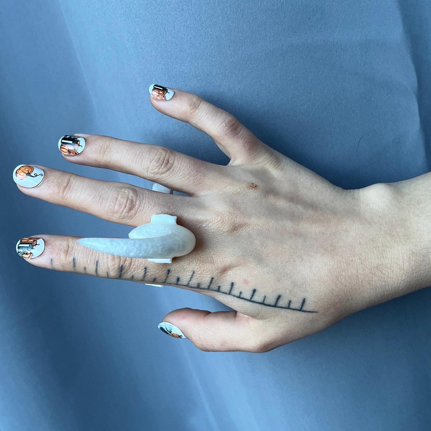 Handheld Claws - Shimmer White