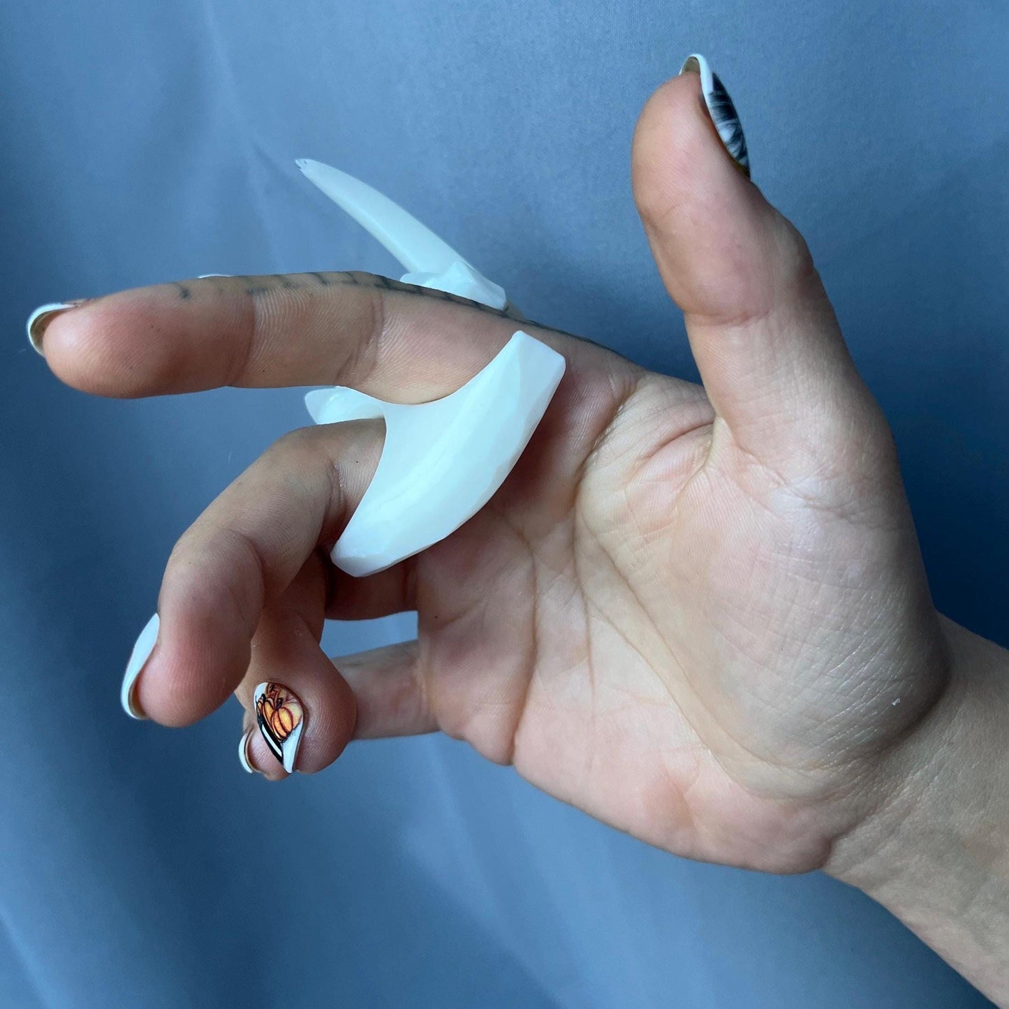 Handheld Claws - Milkbottle White