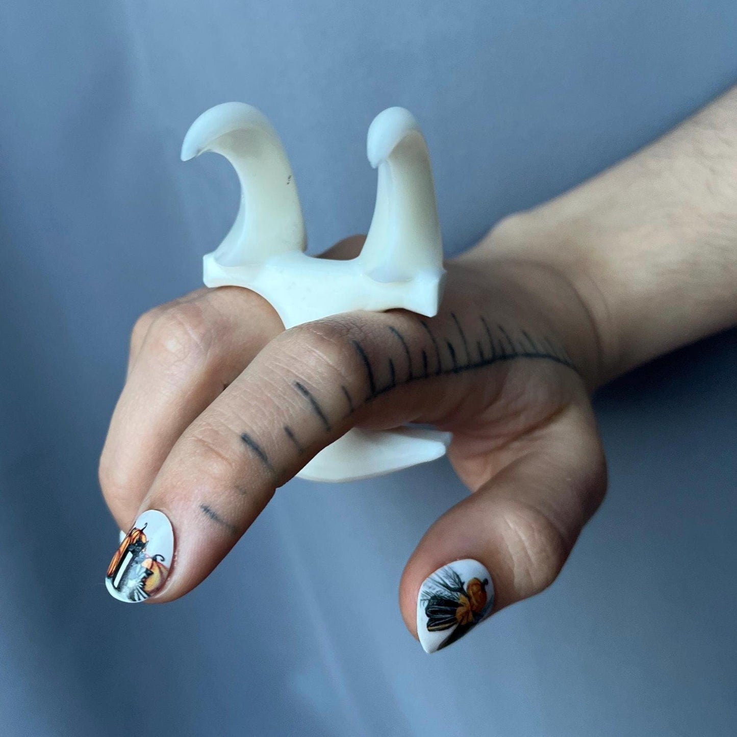 Handheld Claws - Milkbottle White