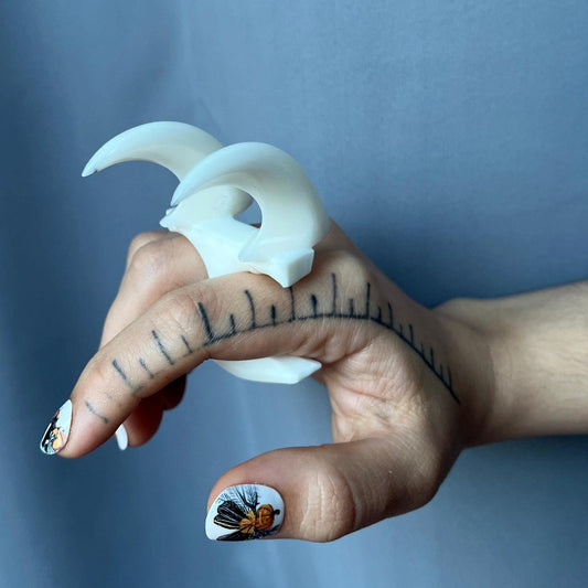 Handheld Claws - Milkbottle White